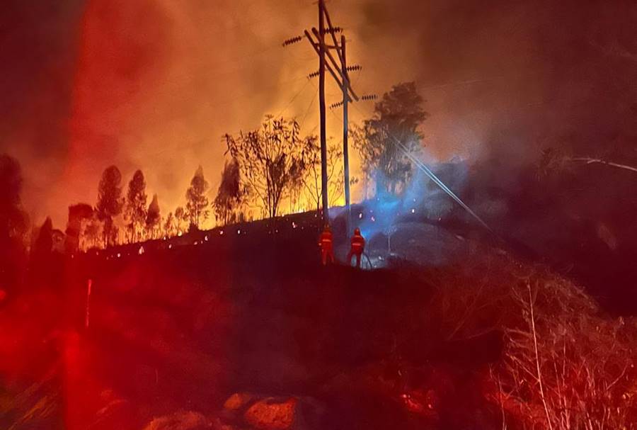 Incêndio em vegetação no distrito de Piacatuba em Leopoldina mobiliza Corpo de Bombeiros