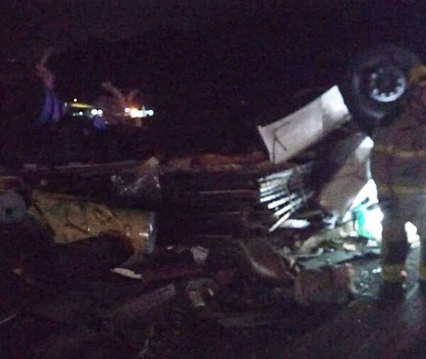 Caminhão carregado com bobina de plástico tomba na Serra da Vileta em Leopoldina