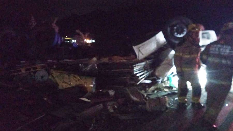 Caminhão carregado com bobina de plástico tomba na Serra da Vileta em Leopoldina