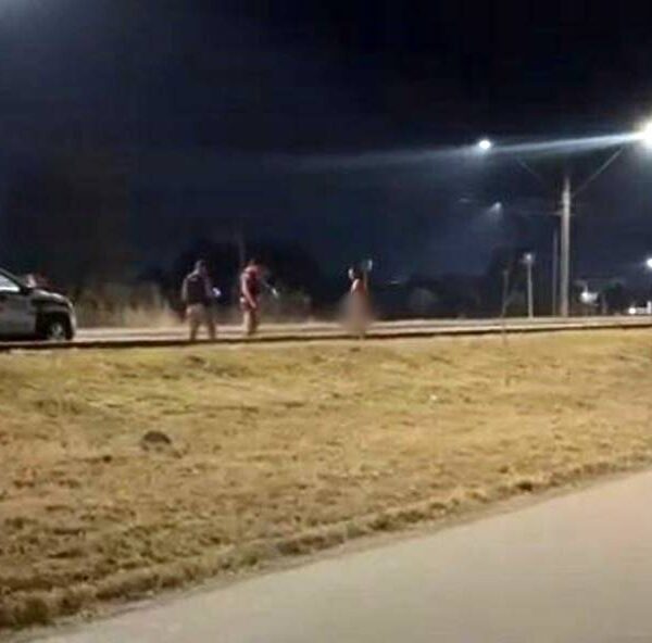 Vídeo de homem pelado partindo pra cima da polícia foi gravado em Poços de Caldas