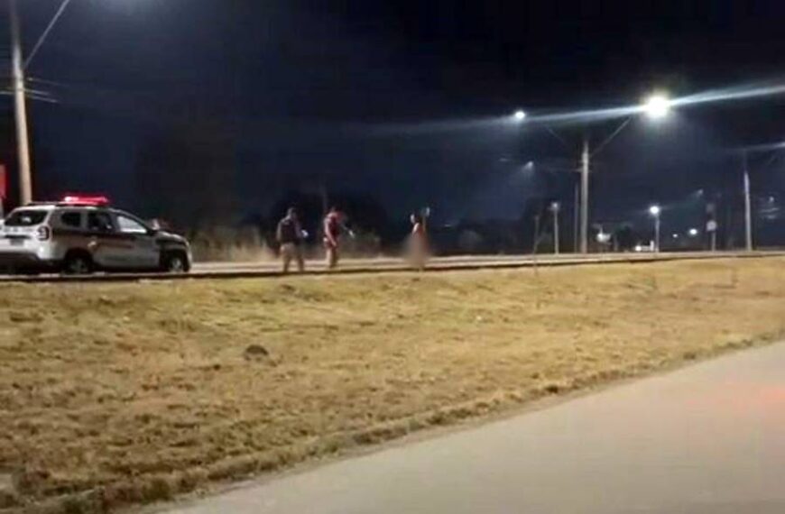 Vídeo de homem pelado partindo pra cima da polícia foi gravado em Poços de Caldas