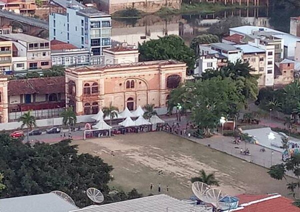 Dois jovens são baleados em rua de Além Paraíba