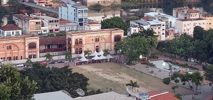 Dois jovens são baleados em rua de Além Paraíba