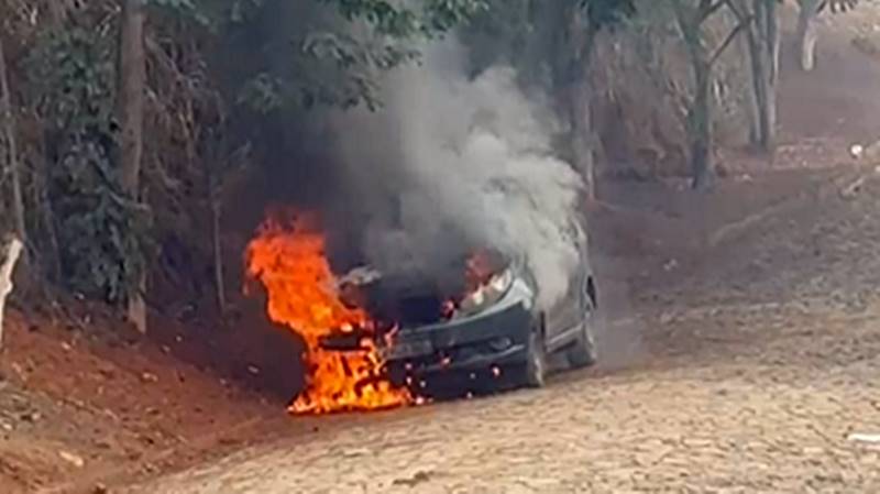 Carro pega fogo e fica destruído em Recreio; suspeita é de que incêndio tenha sido criminoso