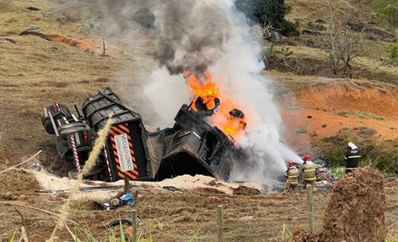 Carreta perde freio, cai em ribanceira e pega fogo na BR-116 em Muriaé