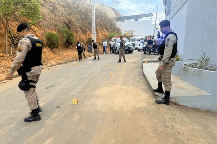 Homem que estava em surto é baleado após partir para cima de policiais com faca em Muriaé