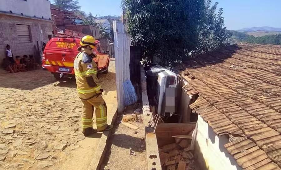 Carro invade casa após motorista perder o controle da direção em Bicas