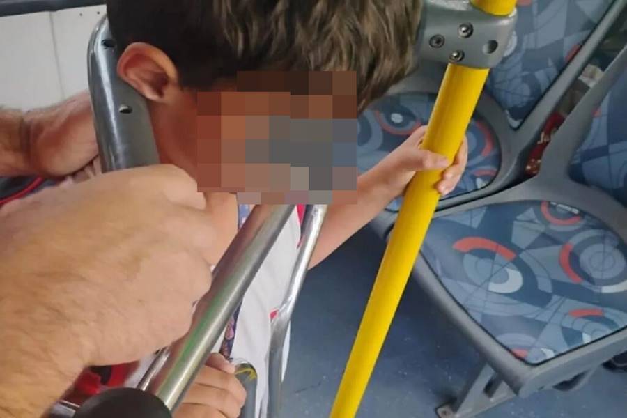 Bombeiros resgatam criança que ficou com cabeça presa em roleta de ônibus em Cataguases