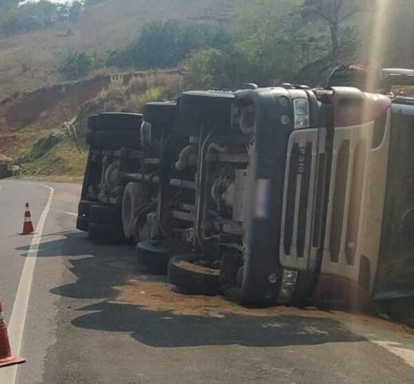 Caminhão carregado com abacaxi tomba na BR-116 em São Francisco do Glória