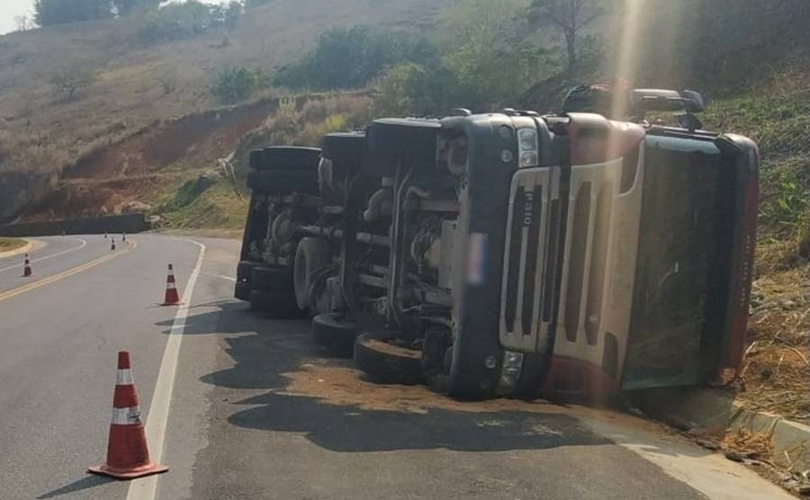 Caminhão carregado com abacaxi tomba na BR-116 em São Francisco do Glória