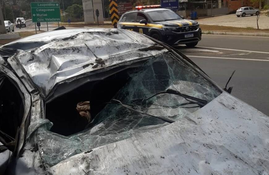Na cadeirinha, bebê de 2 meses sai ileso de capotamento em Leopoldina