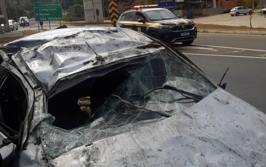 Na cadeirinha, bebê de 2 meses sai ileso de capotamento em Leopoldina