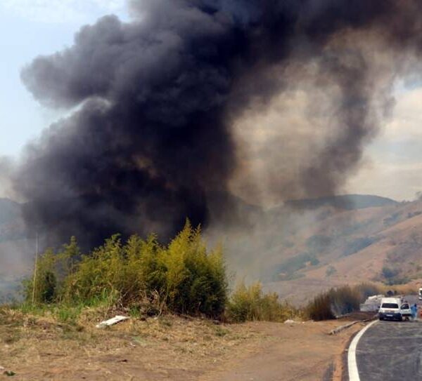 Caminhão acidentado na BR-116 pega fogo durante sua retirada na Serra da Vileta