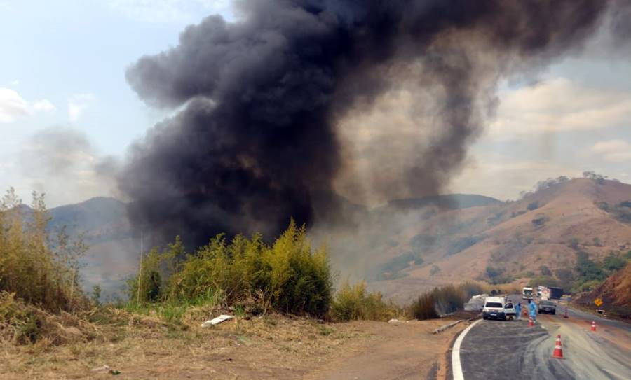 Caminhão acidentado na BR-116 pega fogo durante sua retirada na Serra da Vileta