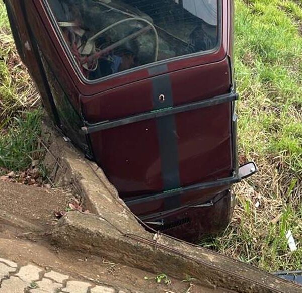Carro com três pessoas cai em vala no Bairro Três Cruzes em Leopoldina