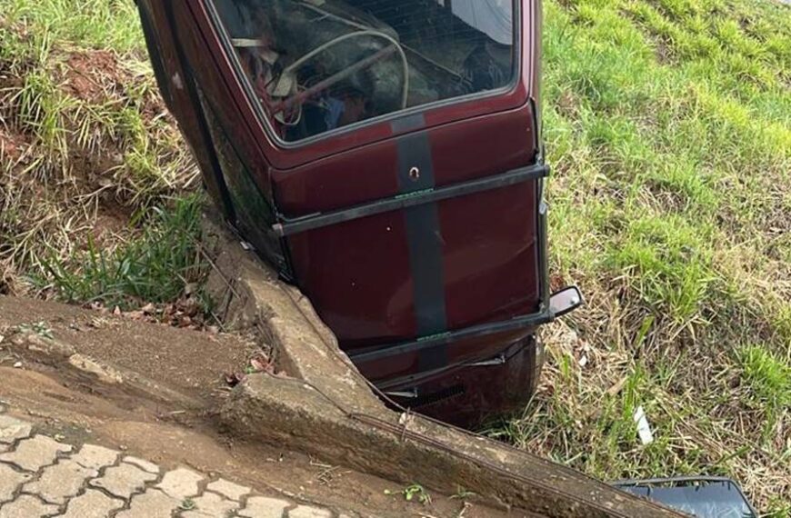 Carro com três pessoas cai em vala no Bairro Três Cruzes em Leopoldina