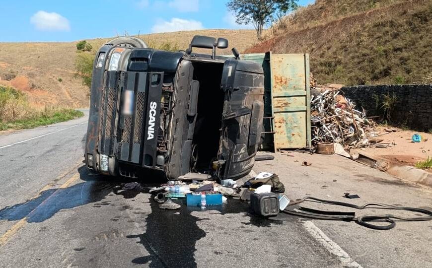 Duas carretas tombam na BR-393 entre Volta Grande e Estrela Dalva