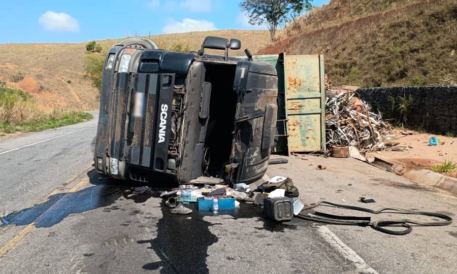 Duas carretas tombam na BR-393 entre Volta Grande e Estrela Dalva