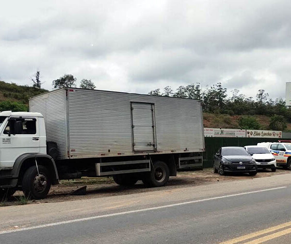 Polícia Militar Rodoviária intercepta comboio, recupera caminhão roubado e prende cinco suspeitos em Ubá
