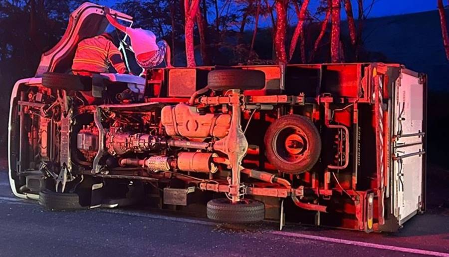 Casal fica ferido após caminhão tombar na BR-116 em Muriaé