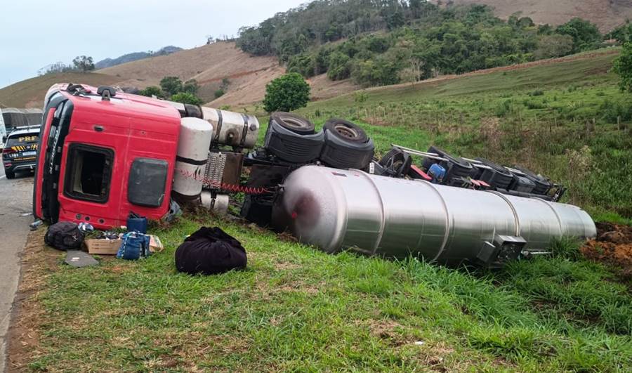 Carreta tanque tomba na BR-116 em Leopoldina