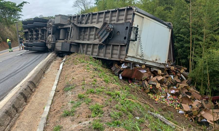 Carreta carregada com manga tomba na Serra da Vileta em Leopoldina