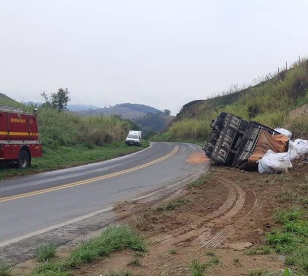 Carreta carregada com 32 toneladas de café tomba na Serra de Argirita