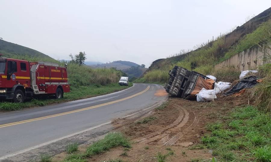 Carreta carregada com 32 toneladas de café tomba na Serra de Argirita
