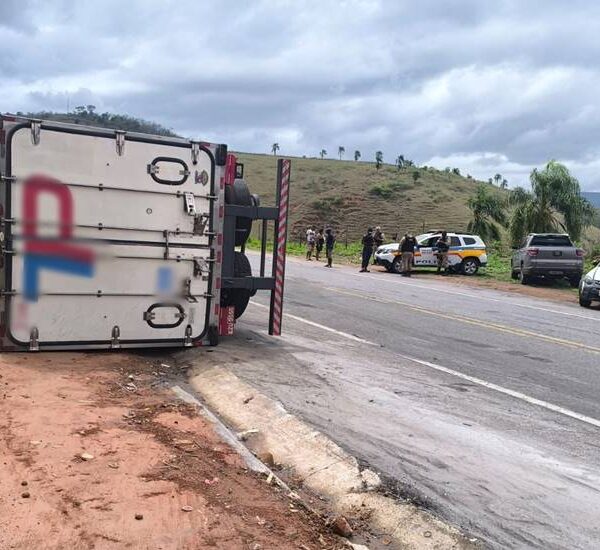 Carreta tomba e motorista fica ferido na BR-393 em Estrela Dalva