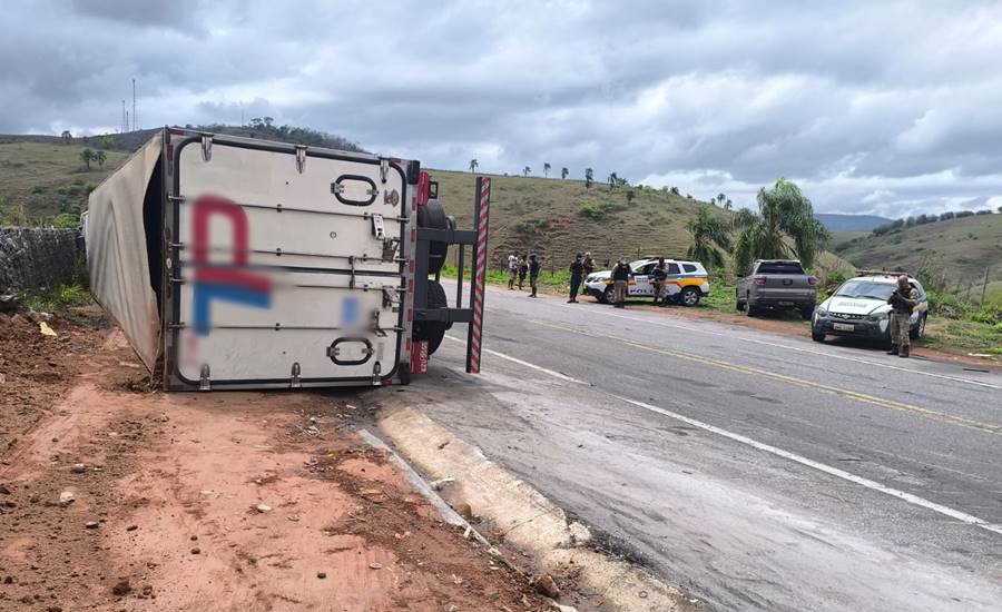 Carreta tomba e motorista fica ferido na BR-393 em Estrela Dalva