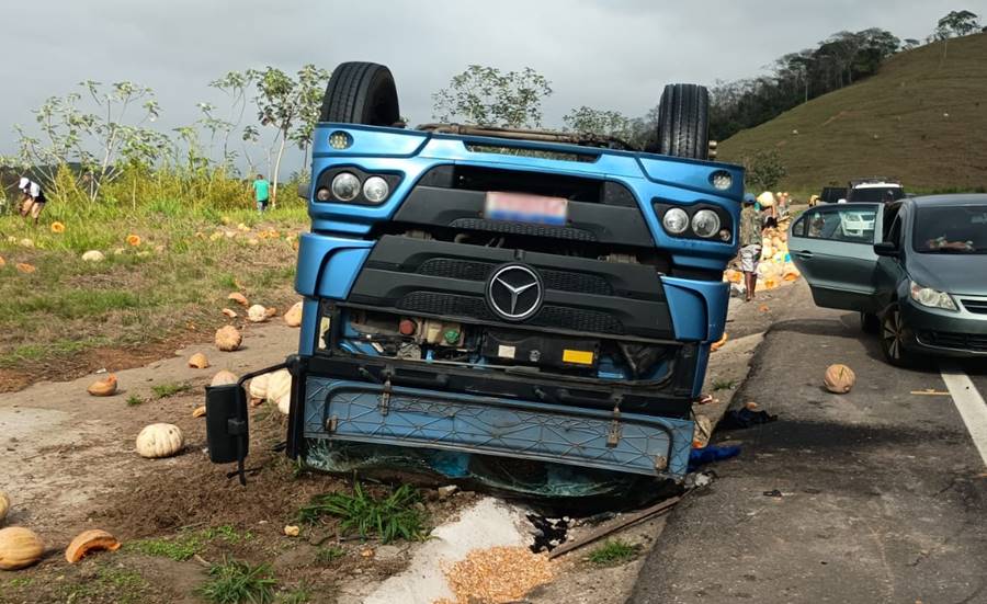 Caminhão tomba e motorista sai ileso de acidente na BR-116 em Além Paraíba