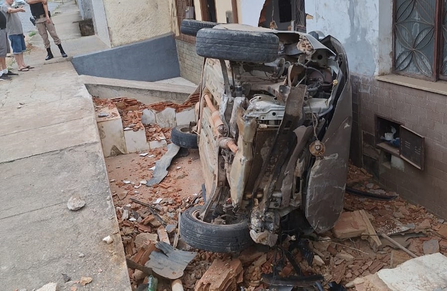 Carro capota e quase invade residência na Vila Minalda em Cataguases
