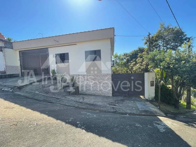 Casa ampla com quintal arborizado no Jardim Bela Vista