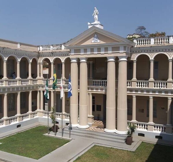 Governo de Minas suspende assembleias que votariam adesão ao modelo cívico-militar nas escolas