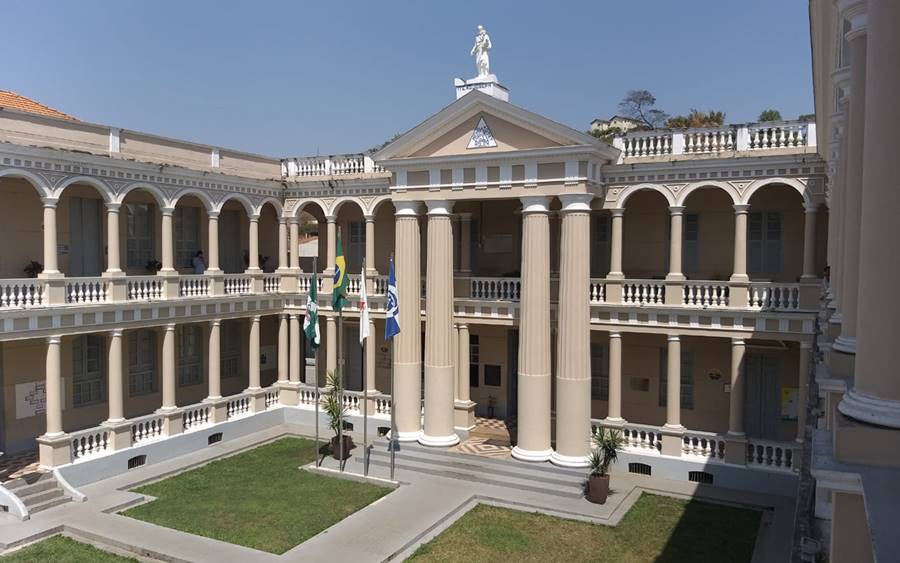 Governo de Minas suspende assembleias que votariam adesão ao modelo cívico-militar nas escolas