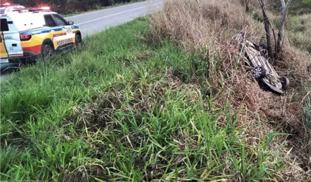 PM encontra barra de maconha em carro capotado e prende casal em Rio Pomba