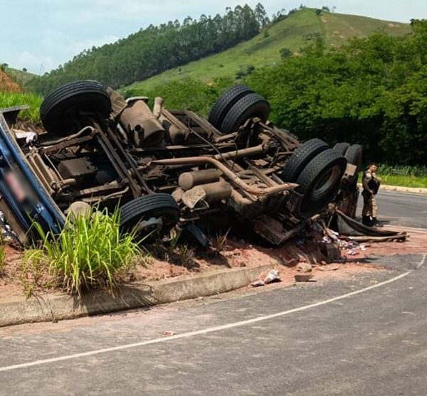 Carreta carregada com leite tomba na entrada de Cataguases