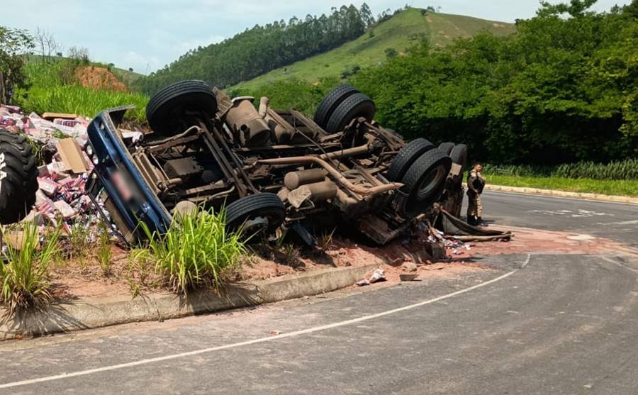 Carreta carregada com leite tomba na entrada de Cataguases