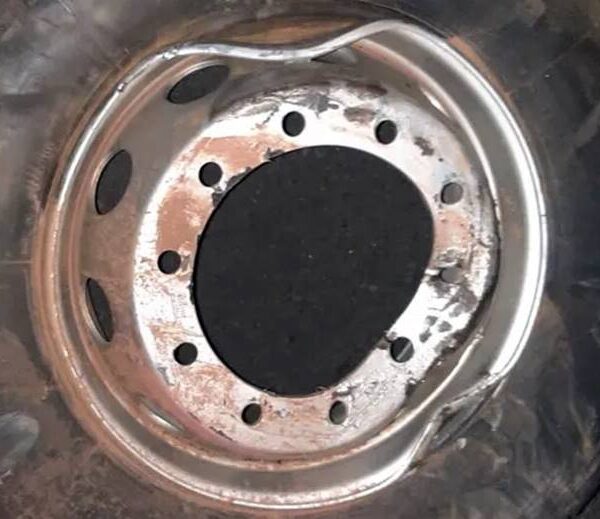 Carro capota na BR-120 em Leopoldina após bater em roda de pneu sobre a pista