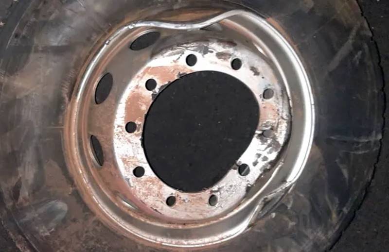 Carro capota na BR-120 em Leopoldina após bater em roda de pneu sobre a pista