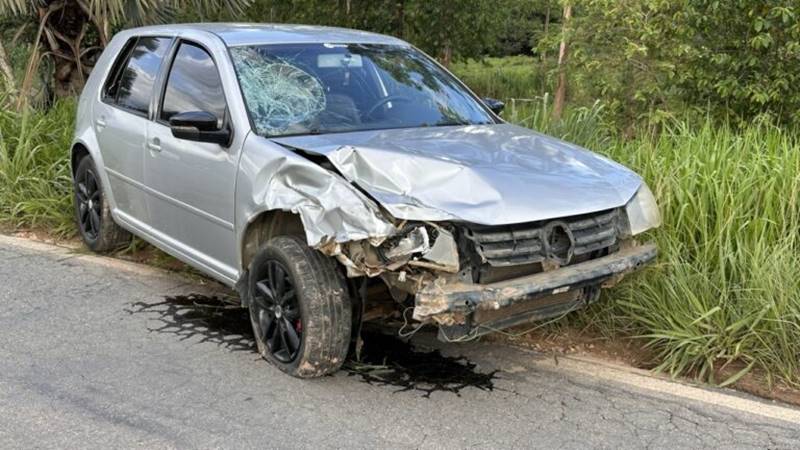Colisão entre motocicleta e carro deixa dois feridos na MG-447 em Cataguases