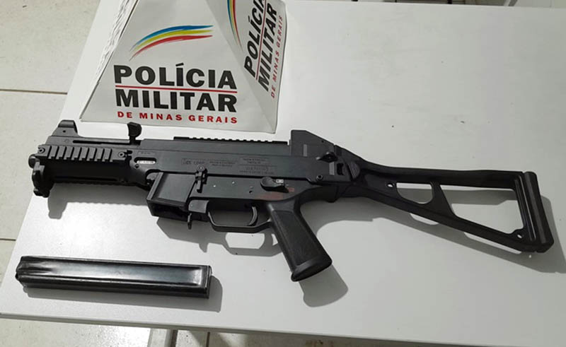 PM apreende submetralhadora e drogas em Ubá