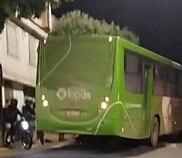 Acidente entre moto e ônibus deixa jovem morto no Bairro Paraíso em Cataguases