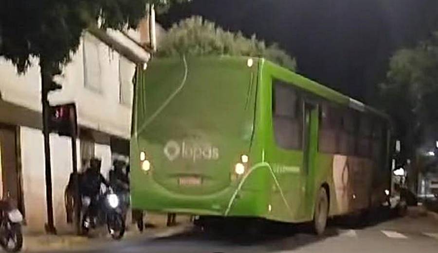 Acidente entre moto e ônibus deixa jovem morto no Bairro Paraíso em Cataguases