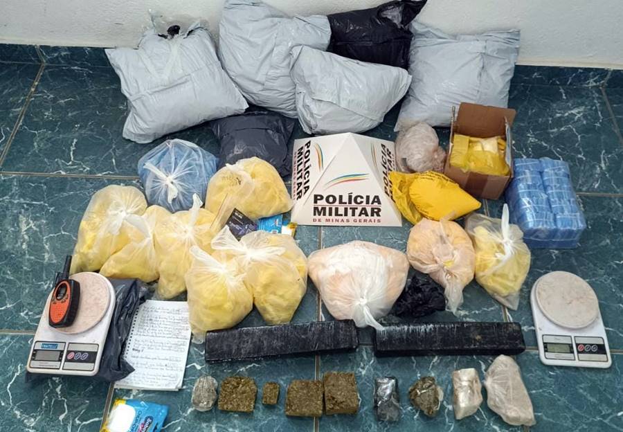 PM apreende quase mil pinos de cocaína enterrados em Além Paraíba