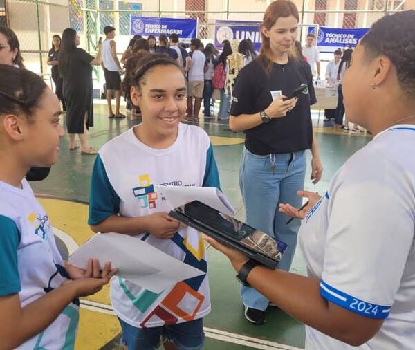 Prefeitura de Leopoldina promove feira de profissões para orientar alunos da rede municipal de ensino