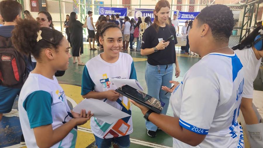 Prefeitura de Leopoldina promove feira de profissões para orientar alunos da rede municipal de ensino
