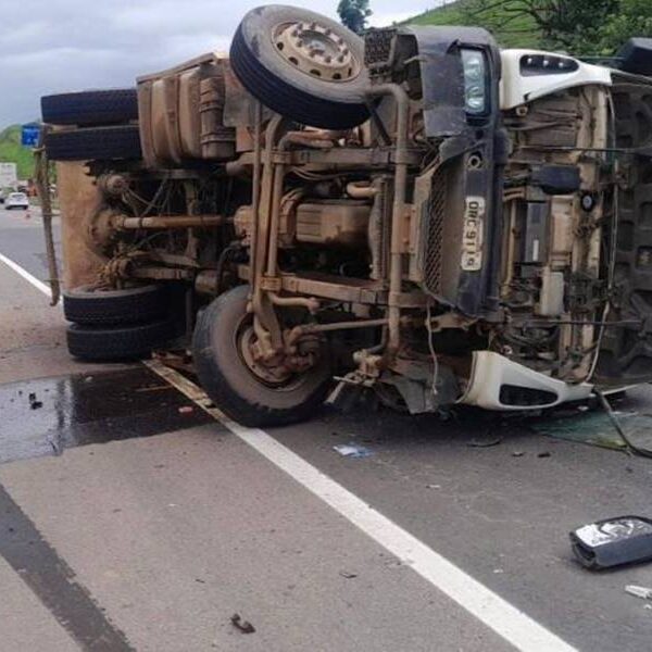 Caminhão carregado de lixo bate em carro e tomba na BR-116 próximo a Laranjal