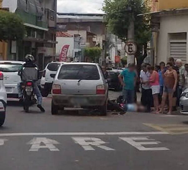 Carro colide em moto e deixa mulher ferida no Centro de Leopoldina