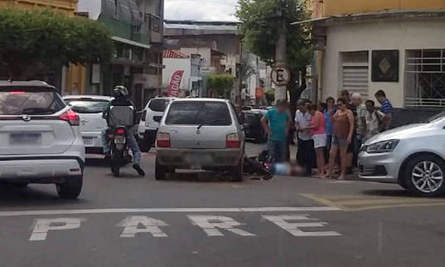 Carro colide em moto e deixa mulher ferida no Centro de Leopoldina